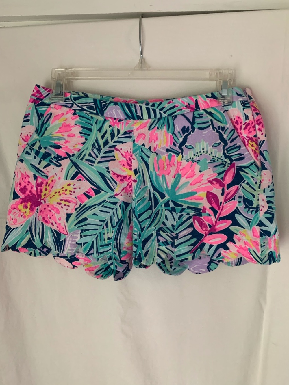 Lilly Pulitzer 'Magnolia Shorts' with scalloped hem in Slathouse Soiree print